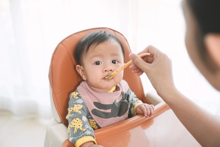 posisi duduk bayi saat mpasi, posisi makan anak yang benar, kursi makan bayi, panduan mpasi aman, cara duduk bayi saat makan, tips mpasi nyaman, high chair untuk mpasi, menghindari tersedak saat mpasi, kebiasaan makan bayi, posisi kaki saat makan bayi